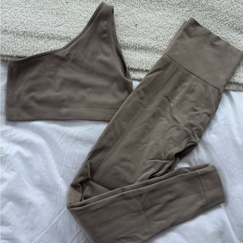 Set Active - Sculptflex Leggings and Ribbed One Shoulder Bra in SAND - Sz Small